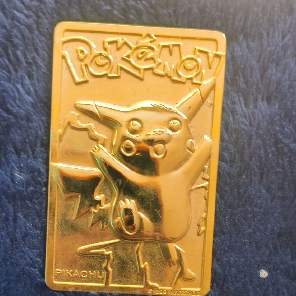 Pokémon Gold Pikachu Collector Card Pin